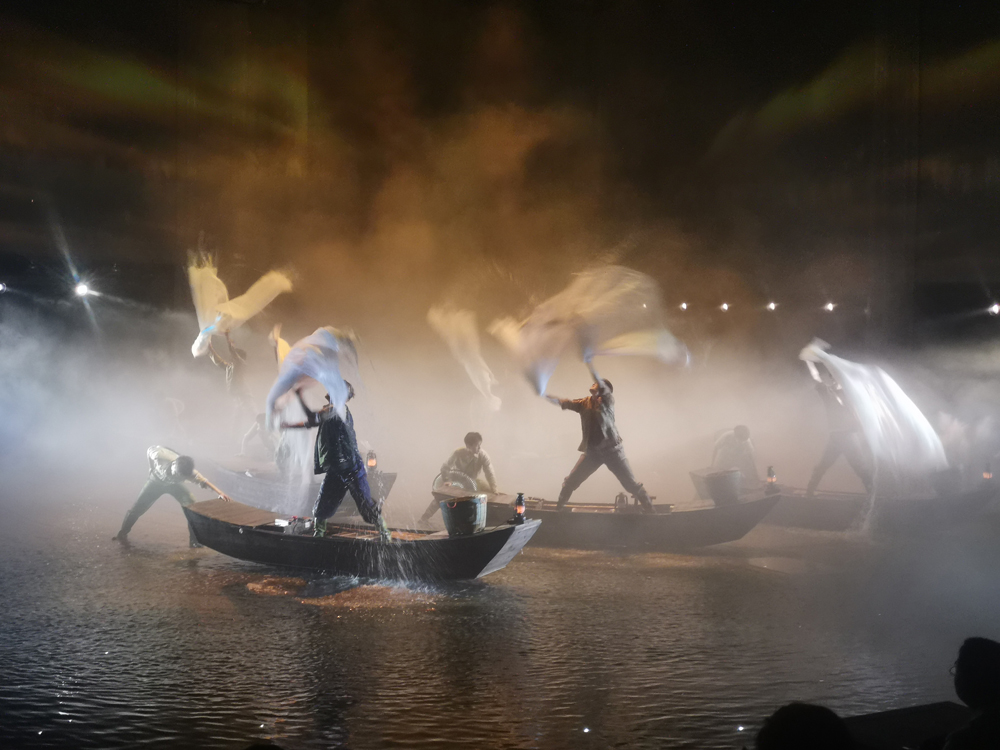 智杰優(yōu)16臺(tái)電動(dòng)平車(chē)批量交付，助力景區(qū)5D實(shí)景演出首演驚艷開(kāi)幕